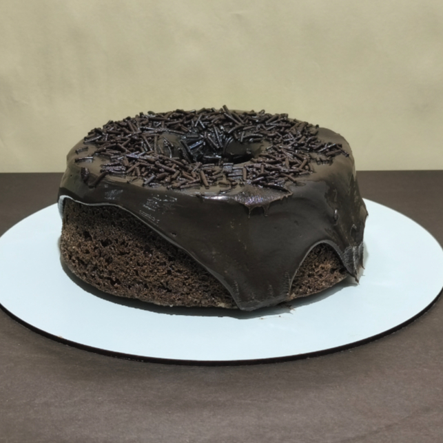 Bolo de chocolate com massa feita com cacau 50%, cobertura de brigadeiro de chocolate, com granulado, o verdadeiro sabor do chocolate, irresistível.