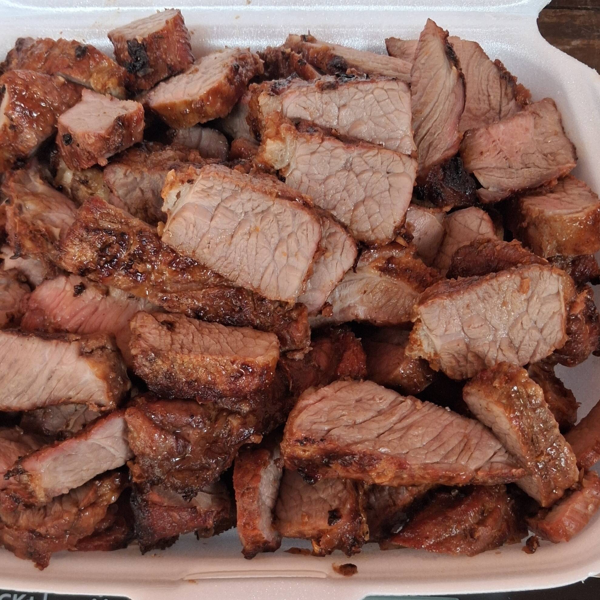 Quem consegue resistir a um combo perfeito desses? Preparamos uma carne no ponto certo, acompanhada daquela feijoada caprichada, arroz soltinho, vinagrete fresco e uma farofa crocante que fecha com chave de ouro.
