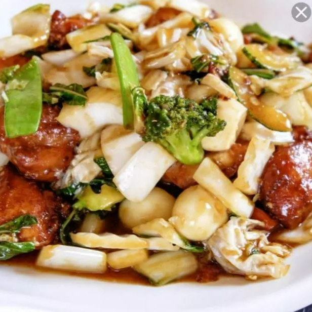 Pollo en Trozos con Huevitos de Codorniz