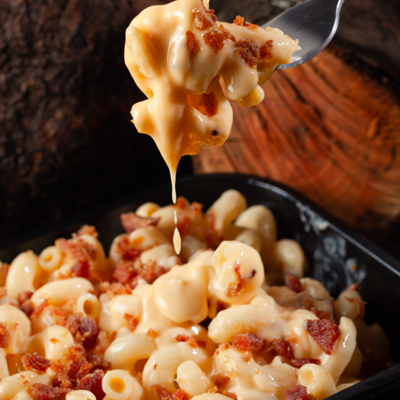 400g de macarrão com molho cheddar e farofa de bacon.