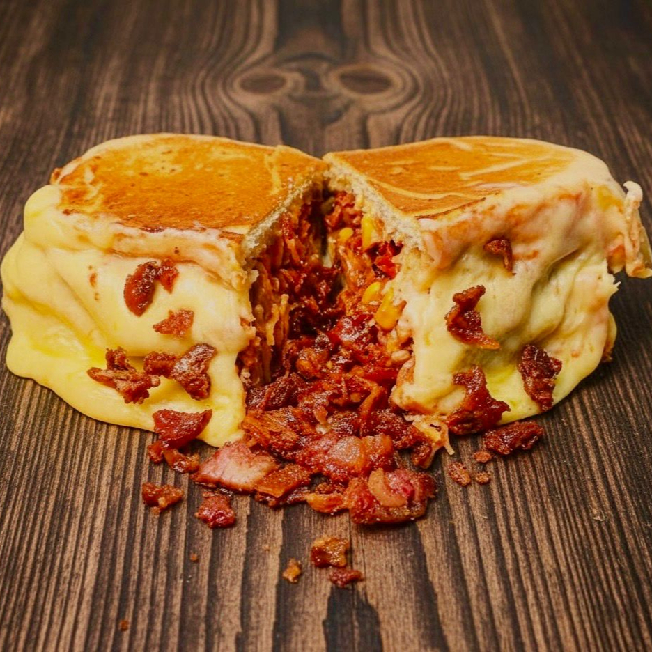 Pão, Salsicha ou Linguiça, Tomate, Cebola, Milho, Evilha, Azeitona, Ketchup, Maionese de alho, Cheddar, Catupiry , passas molhos