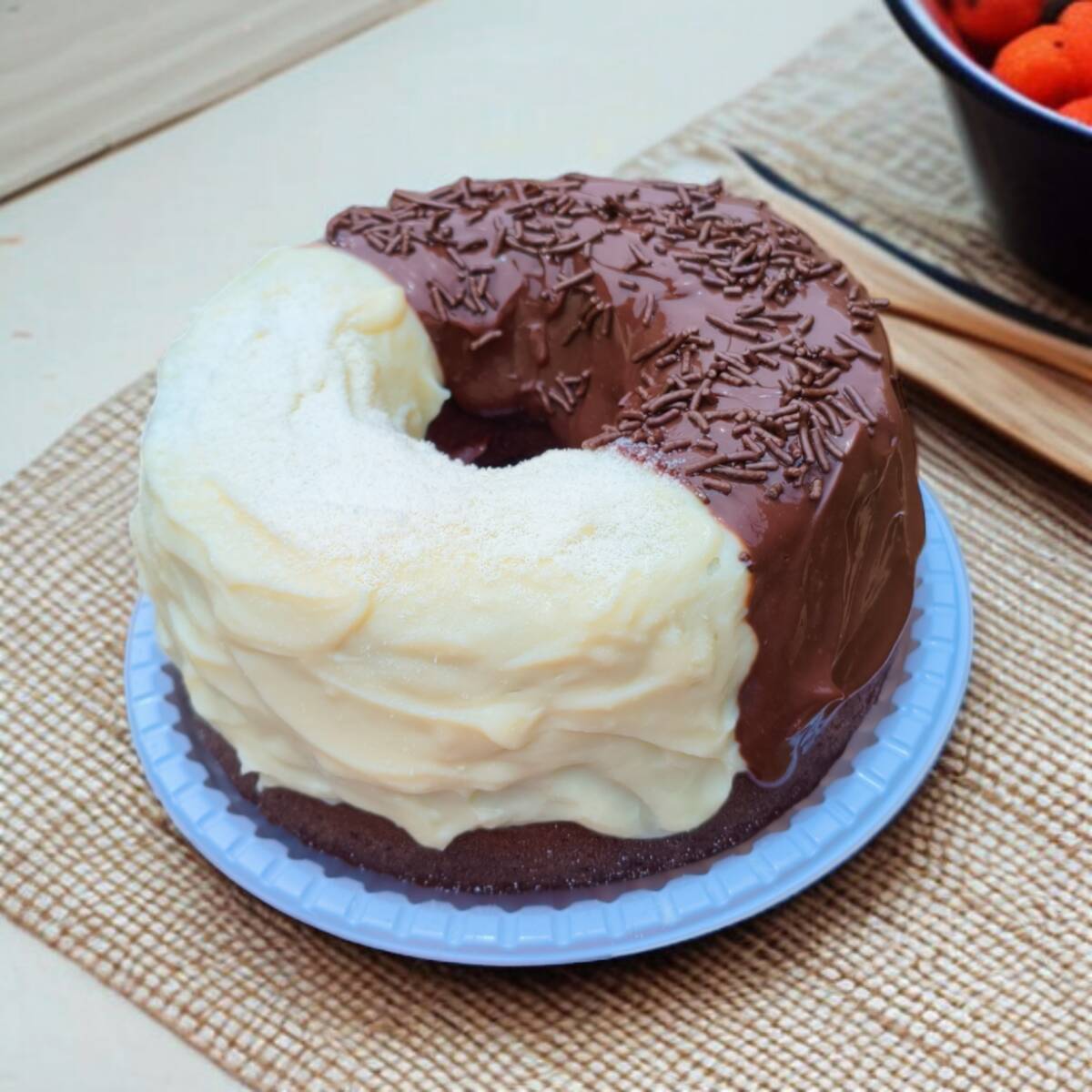Bolo tradicional de chocolate, fofinho e cheio de sabor, com cobertura especial dividida ao meio: metade brigadeiro tradicional e metade brigadeiro de Ninho. Uma combinação irresistível para quem ama chocolate em dobro. Peso aproximado: 400g 🍫🍰