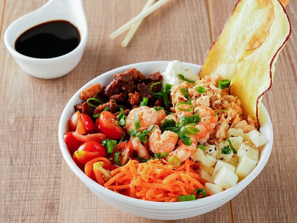 (Arroz Japonês, tomate cereja, cenoura, abacaxi, bacon, cream cheese, chips de batata doce, molho Ponzu)