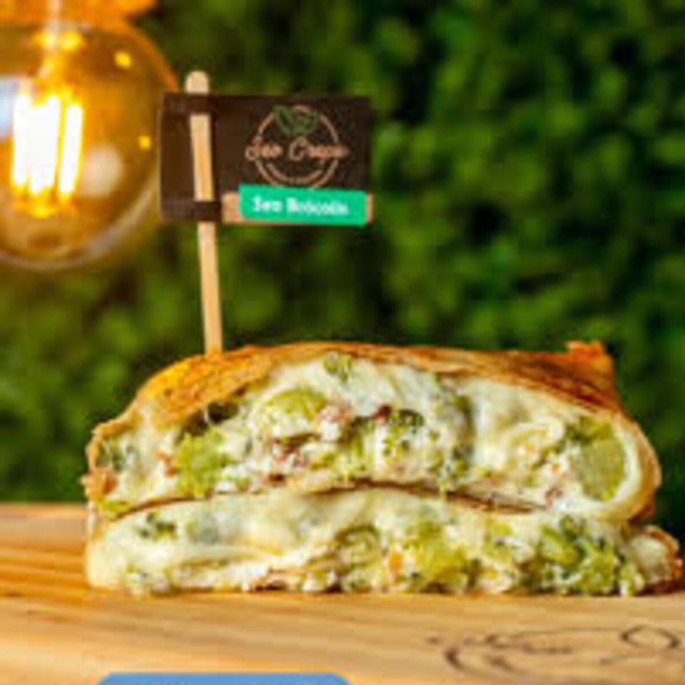 Crepe com massa fina e crocante, recheado com brócolis levemente salteado, queijo derretido, requeijão cremoso e cubos de bacon, combinando frescor, cremosidade e um toque especial de sabor.