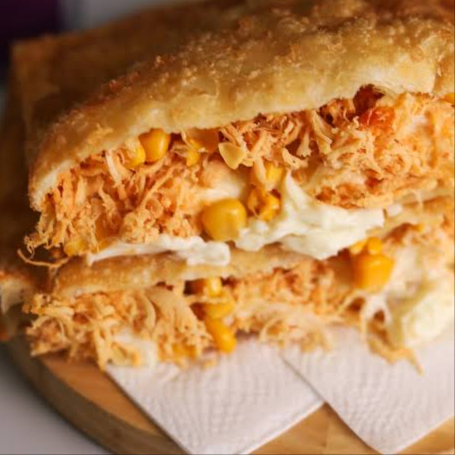 Massa de pastel deliciosa com frango temperado da casa com milho e requeijão cremoso de ótima qualidade.