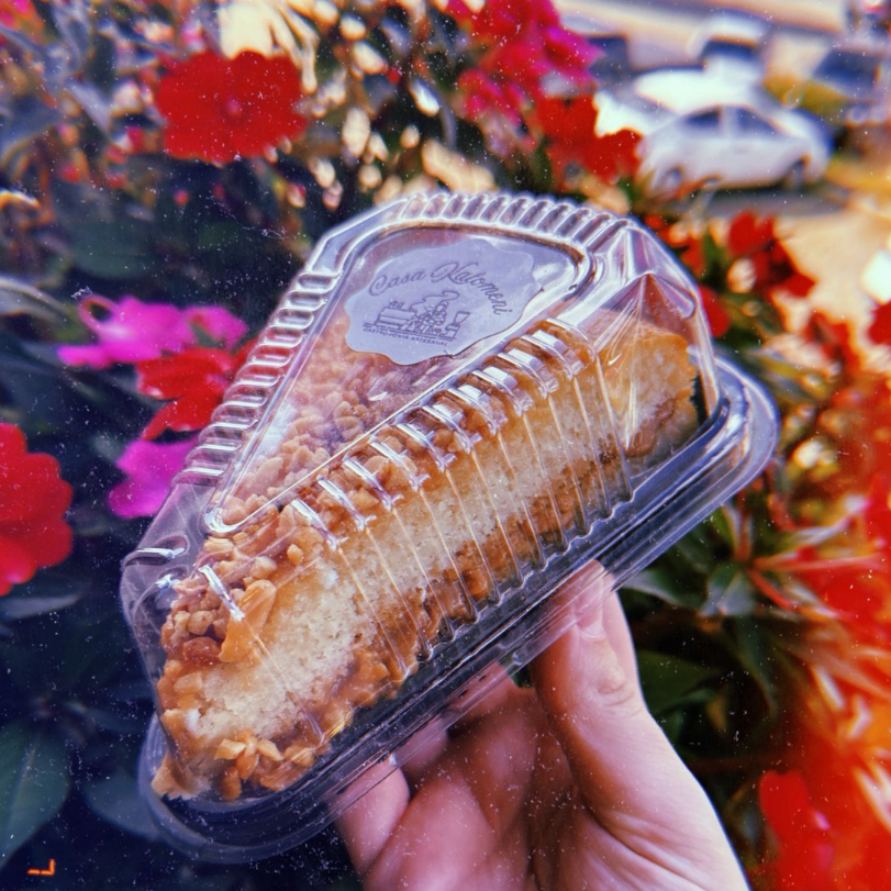 Bolo de massa branca super fofinho, recheado com doce de leite e amendoim, trazendo um crocante para essa fatia deliciosa.
