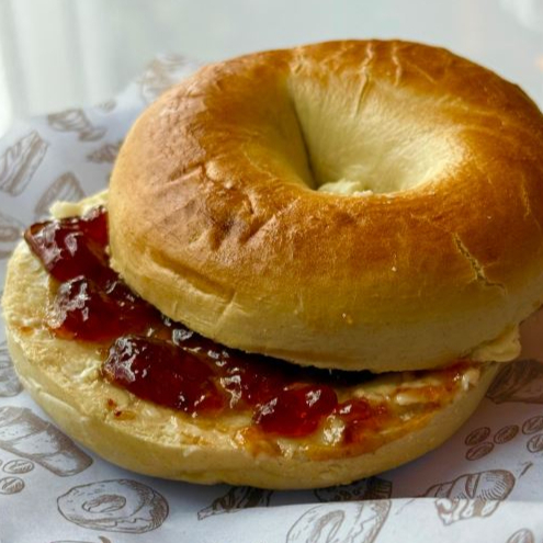 Bagel Queso Crema y Mermelada de Fresa