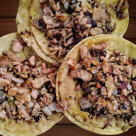 5 tacos de bistec de puerco y agua de sabor