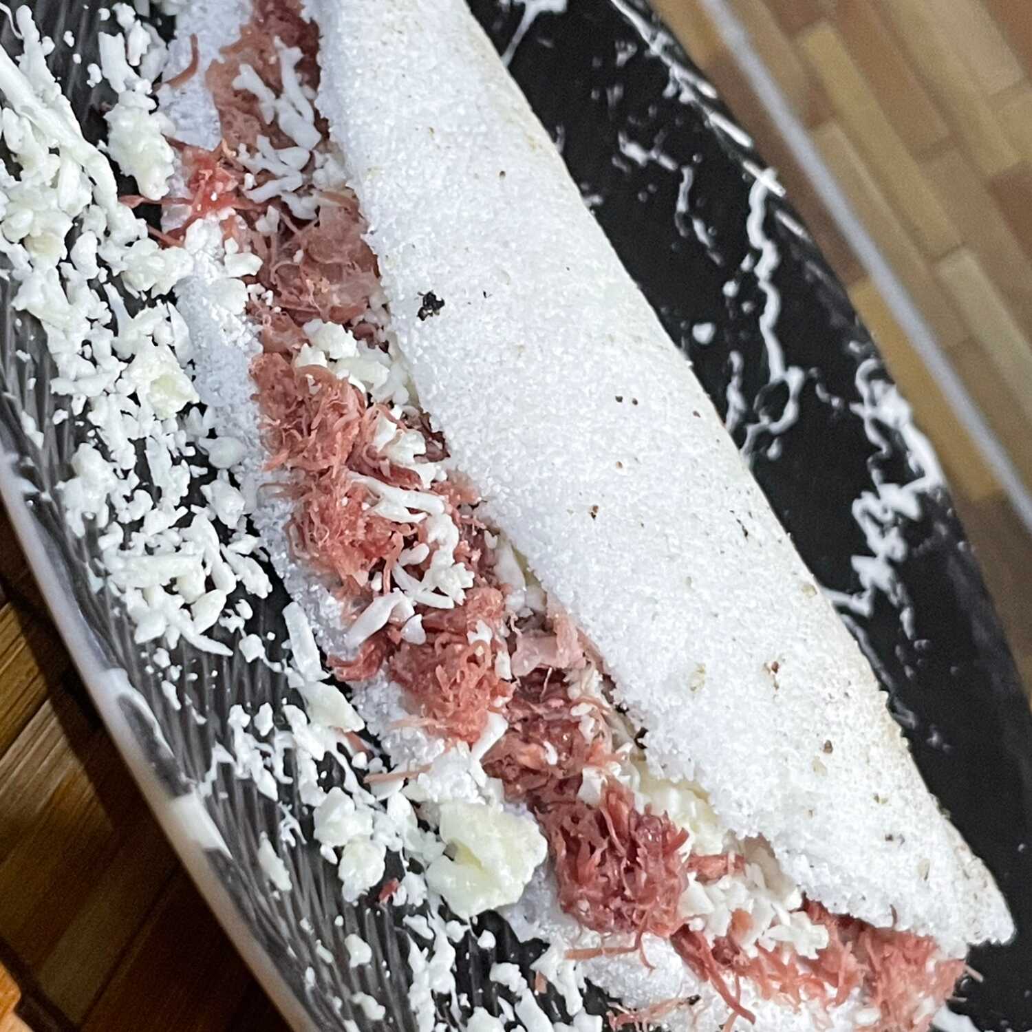 Tapioca charque desfiada e queijo coalho
