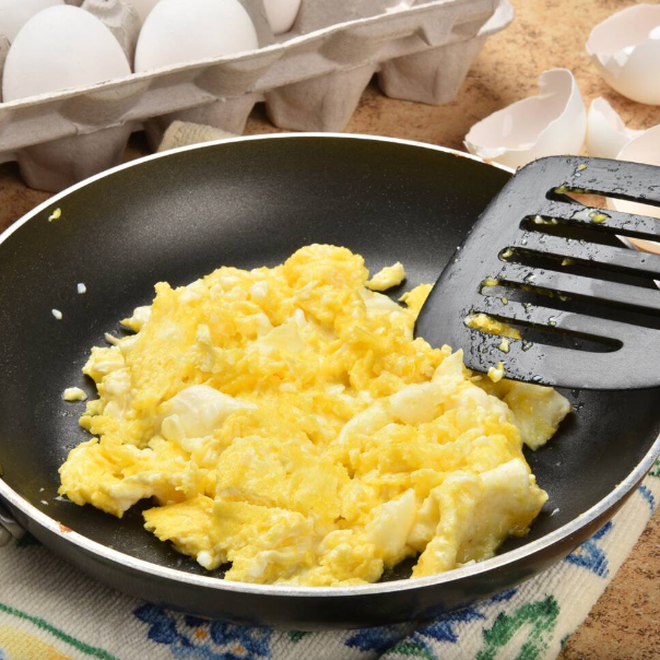 Deliciosos ovos cremosos e levemente temperados, feitos com manteiga e sal. Perfeito para um café da manhã rápido e saboroso.