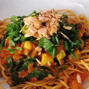 Marmita Média: Macarrão Espaguete, Azeitona, Tomate, Cebola, Ervilha, Brócolis, Shoyo. Acompanha também Omelete de Presunto, queijo, cheddar e catupiry