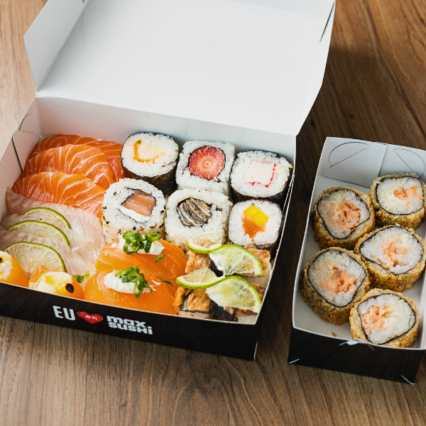 3 unidades de sashimi de salmão, 2 gunkan salmão especial, 2 niguiri skin,2 niguiri salmão, 5 hot filadelfia e 6 sushis variados.