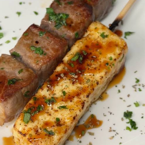 O sabor que conquista a cada mordida! Venha saborear os melhores espetinhos da região."