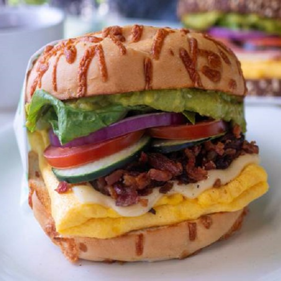 Bagel de huevo con tocino