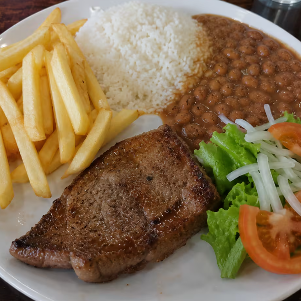 Arroz, feijão, fritas e salada de alface, tomate e cebola.