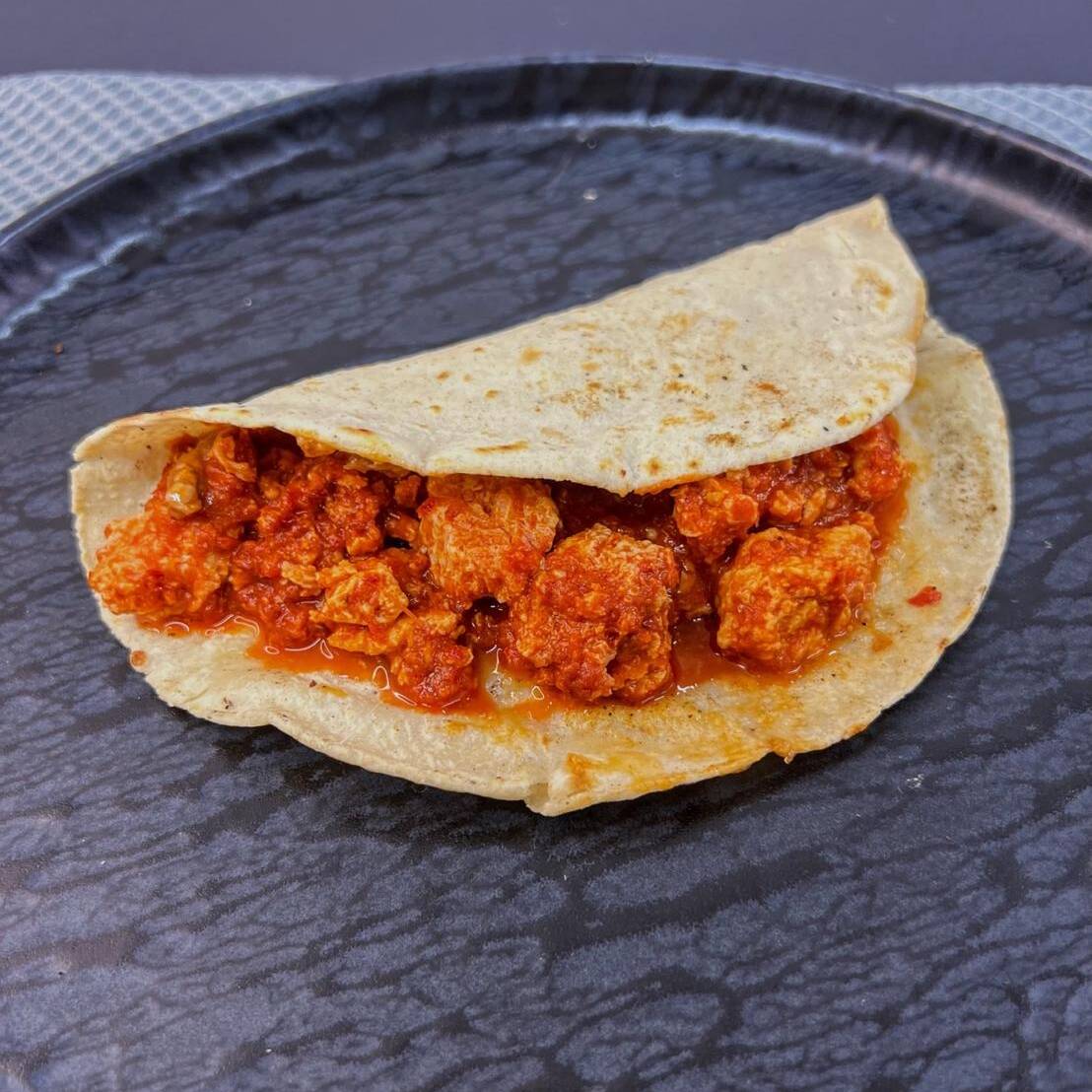 QUESADILLA DE HUEVO EN SALSA GUAJILLO
