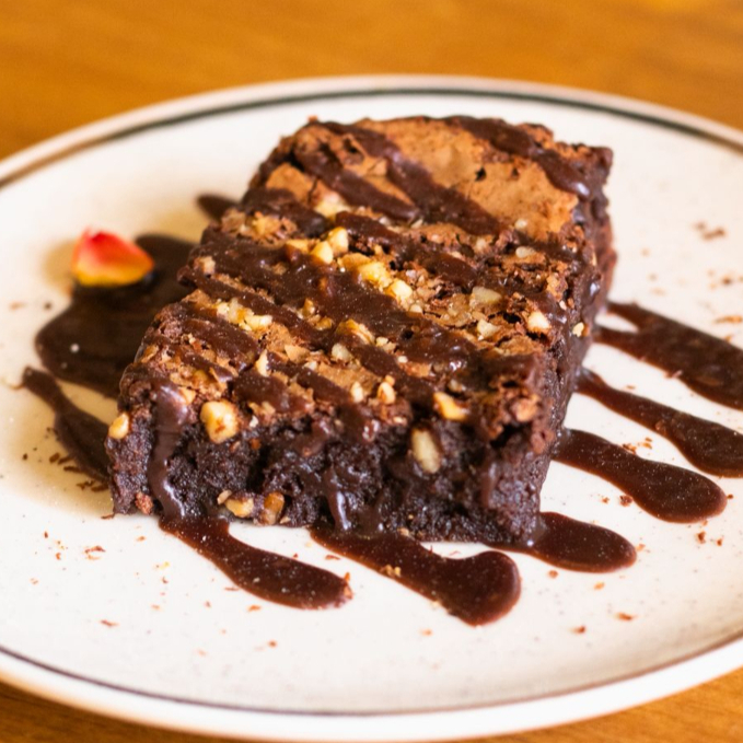 Delicioso brownie feito com chocolate meio amargo e nozes.
