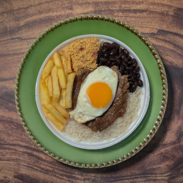 Bife a cavalo, arroz, feijão preto, farofa e acompanhamento do Dia.