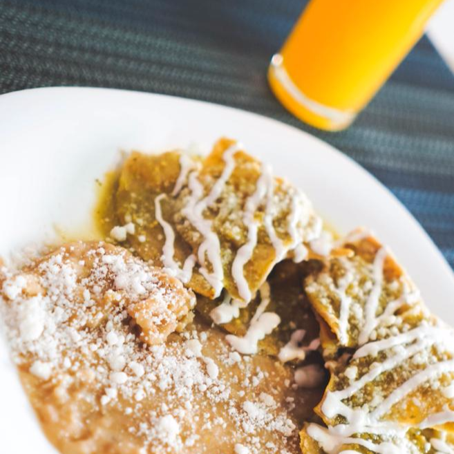 Paquete 5 (Chilaquiles, huevo, frijoles y jugo.)