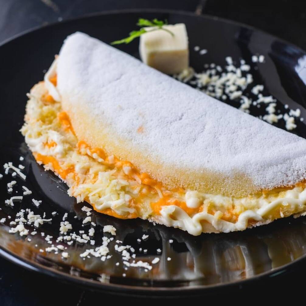 Tapioca macia e quentinha, recheada com a combinação irresistível de mussarela, e catupiry, garantindo muito sabor e aquele puxaaaa de queijo que todo mundo ama. Cremosa, intensa e perfeita para os amantes de queijo! 😋