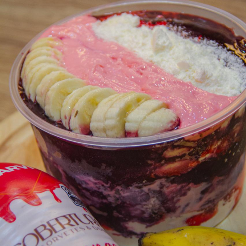 Pote Doçura Açaí Tradicional com leite em pó , Banana fresquinha e cobertura de morango