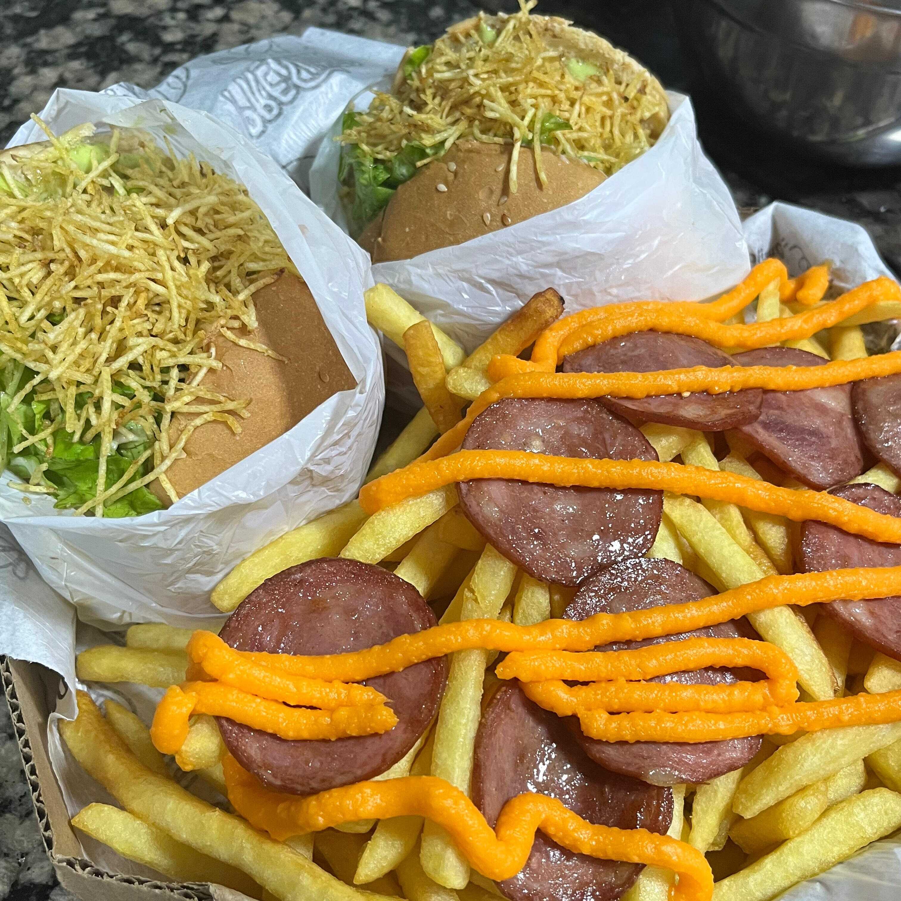 2 x-tudo, batata frita com calabresa e 2 guaracamp