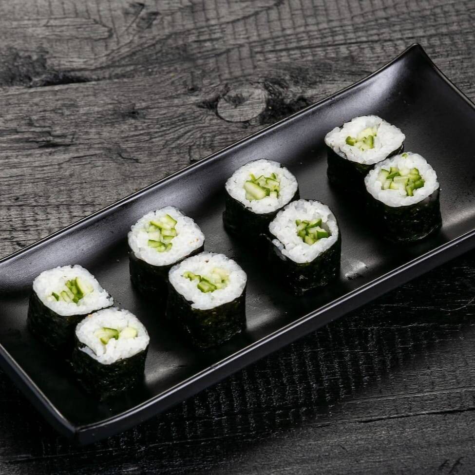 Alga marinha enrolada no arroz com recheio de pepino.