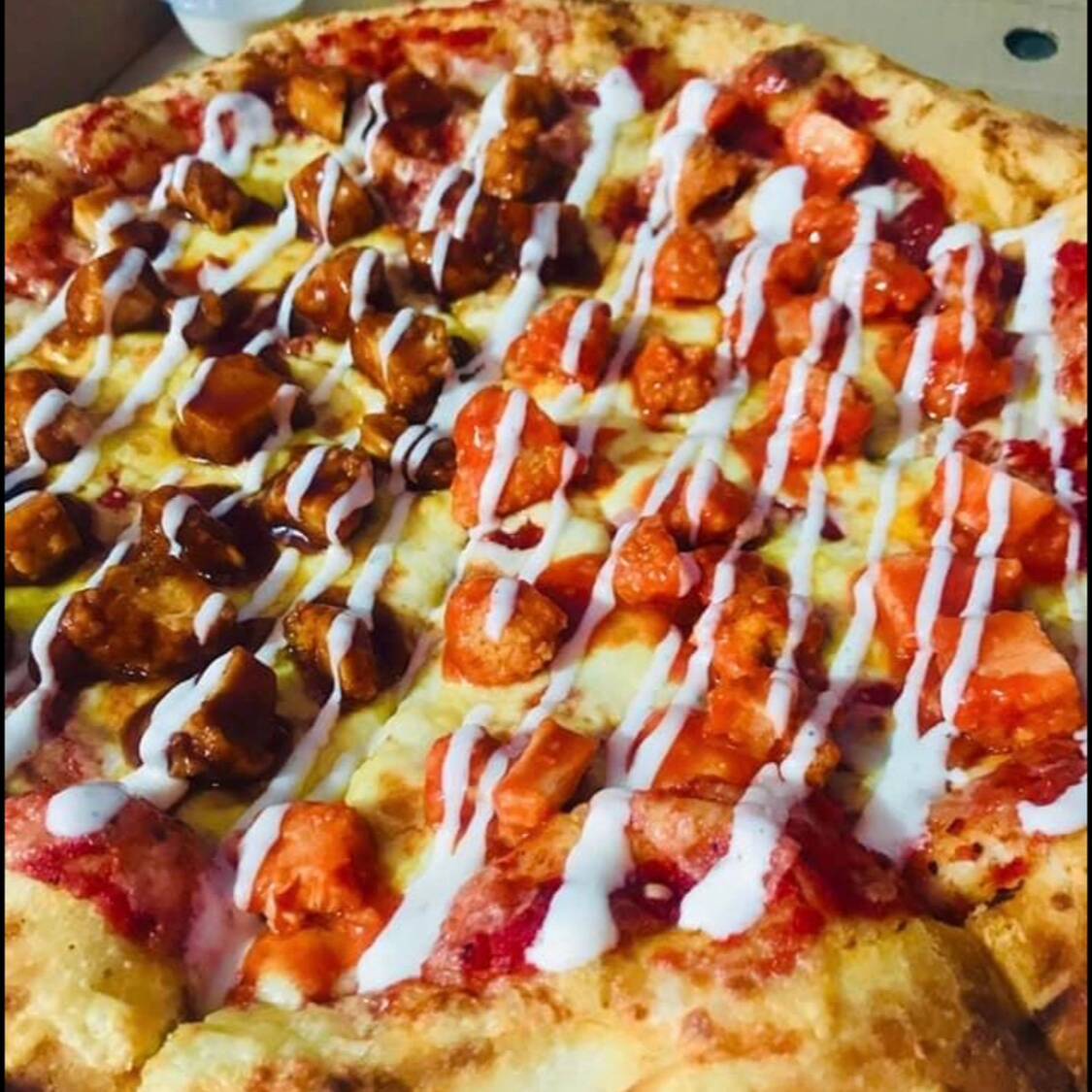 Pizza Boneless Mitad BBQ Y Mitad Búfalo Familiar