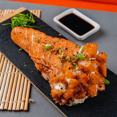 Arroz, lâmina de salmão maçaricada, recheada com camarão empanado e cream cheese, finalizada com cebolinho. *Acompanha 1 Teriyaki, adicionais a parte.