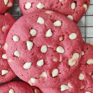 Deliciosa massa caseira de cookie pink, com recheio gourmet de chocolate de morango.