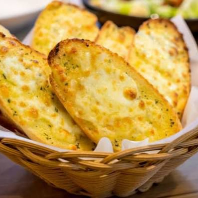 Pão francês na chapa, douradinho e crocante, com manteiga na medida certa. Simples, delicioso e perfeito para começar o dia!