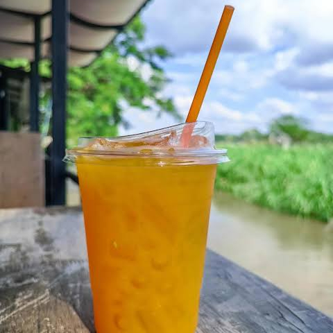 Copo 500Ml suco de laranja Natural One e gelo .