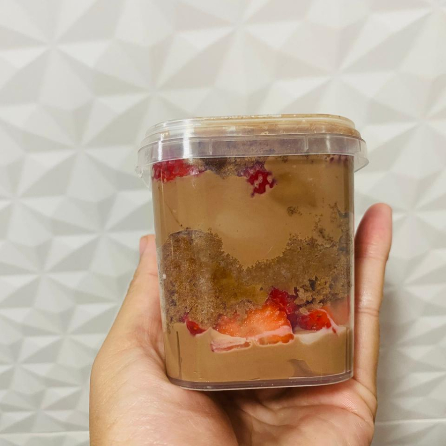 Um delicioso bolo no pote de chocolate com morango! pote de 220ml