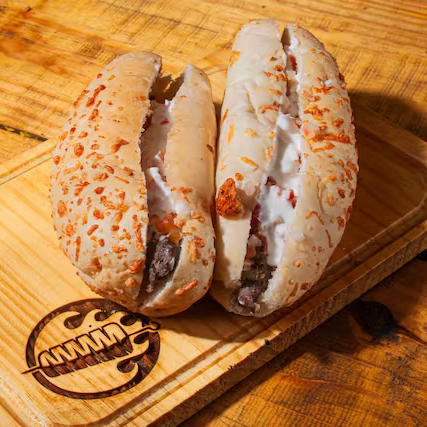 Super Promoção: São 2 deliciosos lanches de espeto de carne com molho de alho especial da casa e vinagrete na baguete de parmesão.