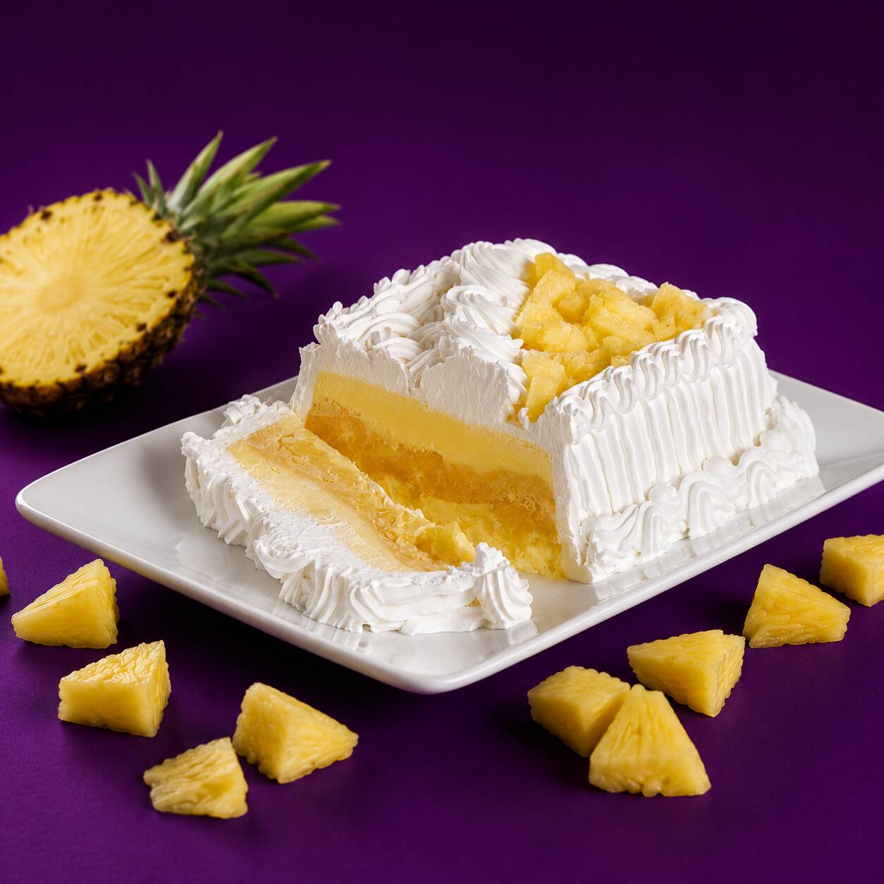 Sorvete de creme combinado com abacaxi, cocada, pedaços de abacaxi e cobertura de chantilly. Uma sobremesa gelada, cremosa e irresistível na medida certa!
Observação: O produto é enviado em 1 pedaço de aproximadamente 200g, cuidadosamente embalado para garantir a qualidade e o sabor da sua sobremesa.