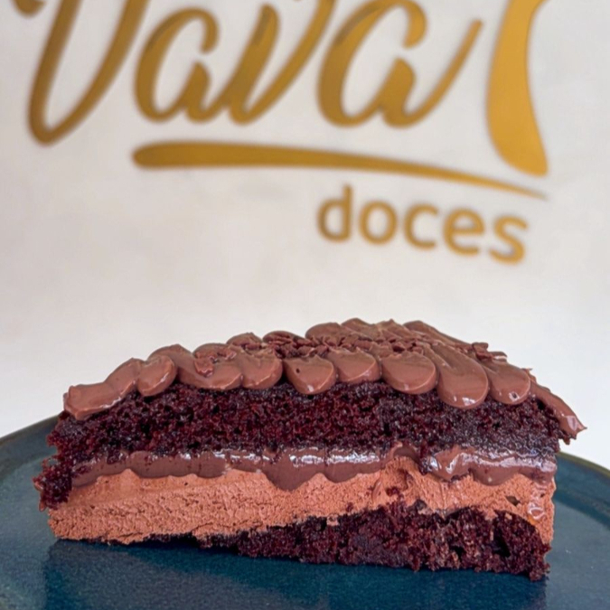 Massa de chocolate com recheio cremoso de brigadeiro e mousse de chocolate. Pura indulgência para os chocólatras!