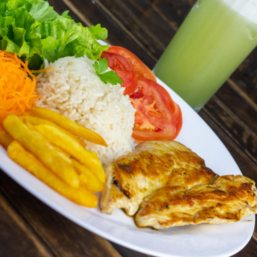 Bife de Frango na Chapa, Arroz, feijão, macarrão, batata frita tipo chips, salada (Alface e tomate)