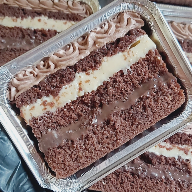Massa de chocolate cacau 50% bem fofinha e umida com recheios cremosos de brigadeiro 50% cacau e brigadeiro de leite ninho