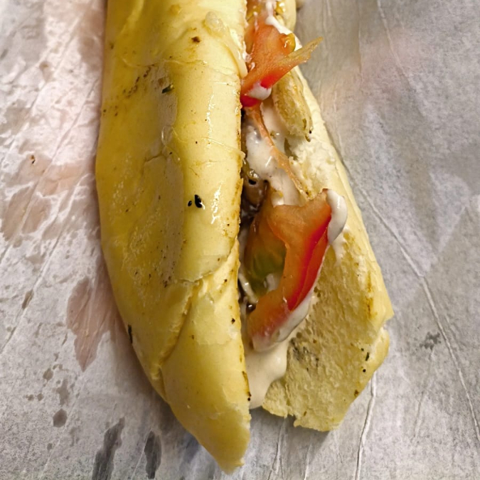 PÃO DE SAL DE 20 CM, MOLHO DA CASA, CARNE, QUEIJO CHEDDAR OU MUSSARELA, TOMATE E CEBOLA