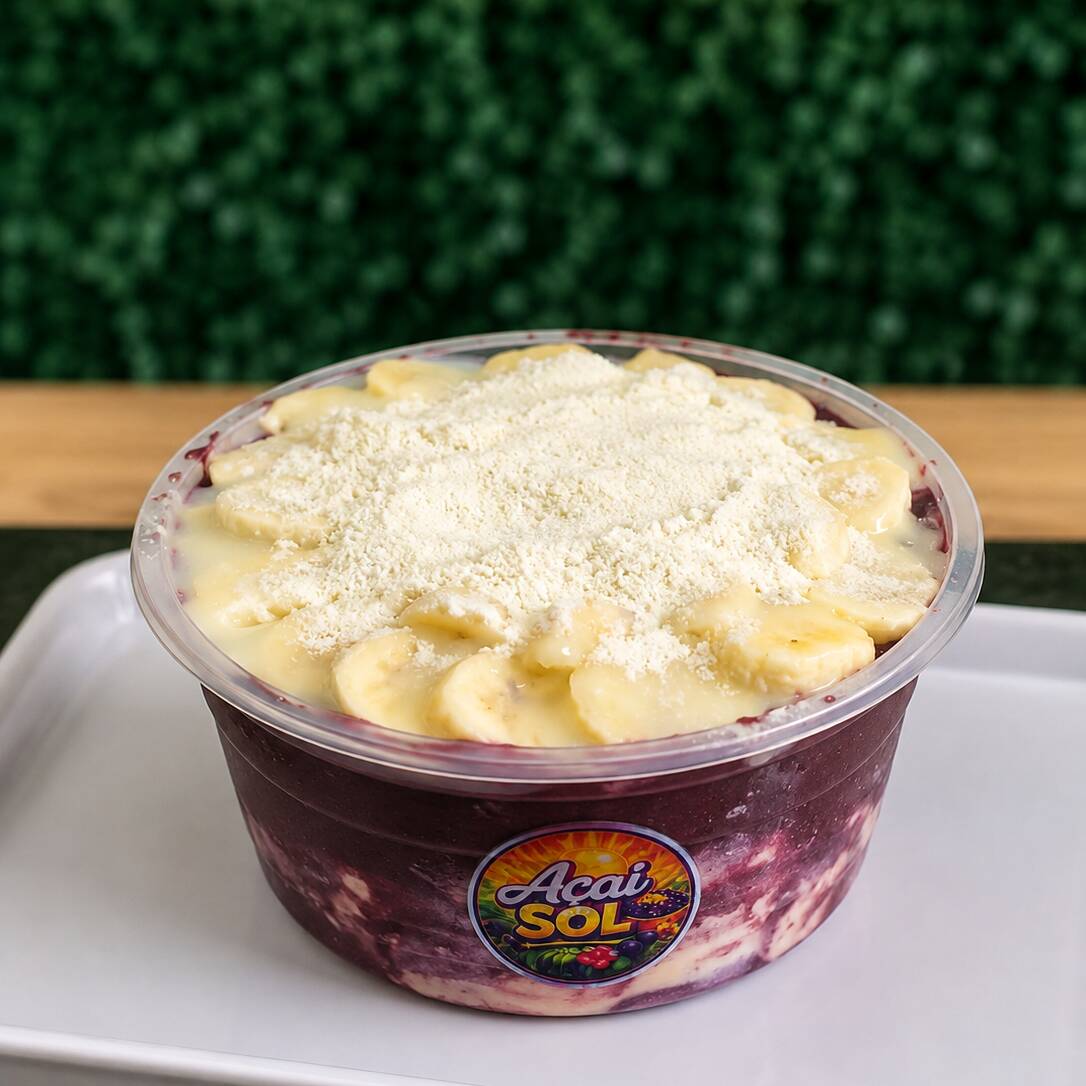 Açaí 1 litro com 3 camadas generosas de leite em pó, leite condensado, granola e banana. Montado camada por camada, bem recheado. Serve 3 a 4 pessoas.