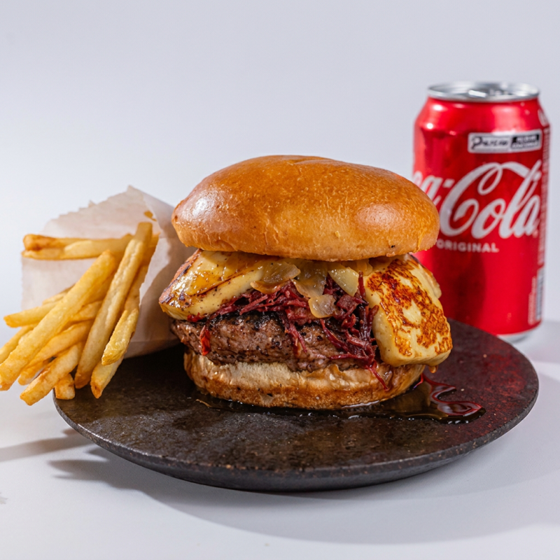Pão especial, carne artesanal 100g,queijo coalho,charque assada,cheddar,verduras ( cebola caramelizada) e molho especial +batata frita+coca cola lata