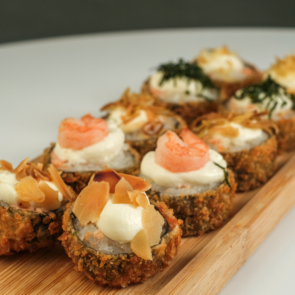 Nosso festival é uma sensação de sabores. São 10 unidades de hot cobertos por cream cheese e 5 coberturas deliciosas. São 02 de camarão, 02 de alho poró, 02 de crispy de batata, 02 de amêndoas e 02 de couve.