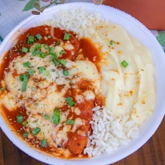 Marmita com delicioso filé de frango parmegiana (empanado na massa crocante, coberto como molho de tomates a moda da casa e queijo muçarela derretido) acompanhado de arroz branco soltinho e purê de batatas cremoso. Marmita P (500 ml), aprox. 400 gramas, serve 1 pessoa