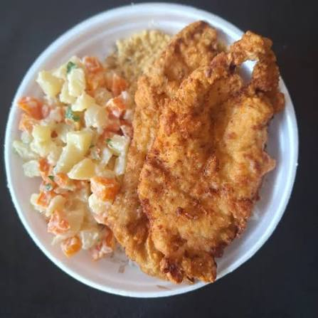 arroz, feijão, filé de frango empanado, batata frita e legumes