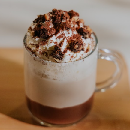 Leite integral, espresso, ganache de chocolate Tfc, Flourless Cookie, cacau em pó e chantilly Tfc.
