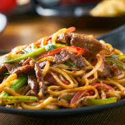 CARNE EM TIRAS ,MACARRÃO ORIENTAL,CENOURA,ABPBINHA ,SHOYO E TEMPEROS