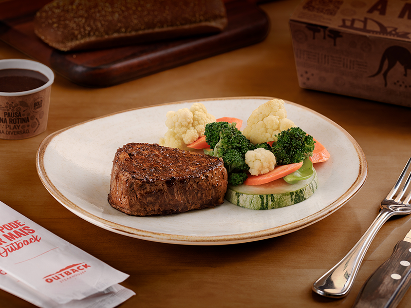 Um corte de filet mignon com cerca de 200g, servido no estilo que preferir: com temperos Outback ou com ervas finas. Servido com molho Merlot. Preparado na chapa no ponto que você preferir.
Contém glúten e lactose.