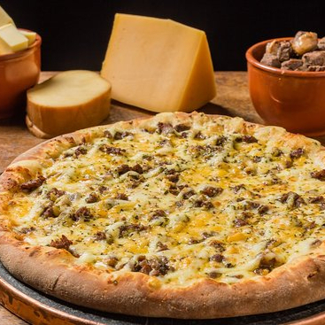 molho de tomate, mucarela, catupiry, gogrozola provolone, file mignon, oregano e azeitonas