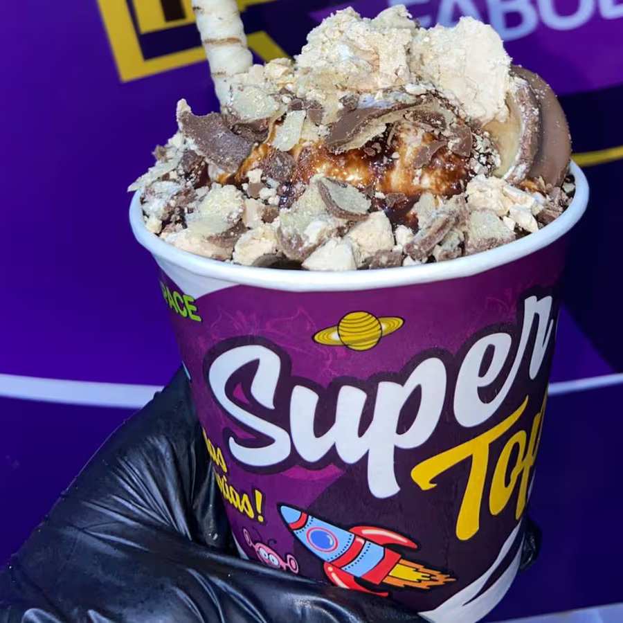 Baunilha, calda da sua preferência, um biscoito biju e um bom bom Sonho de Valsa. Copo de 300ml