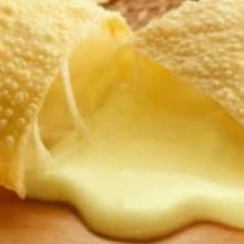 Pastel de Queijo Mussarela com massa sequinha e crocante. Obs: Não fazemos alterações de ingredientes.